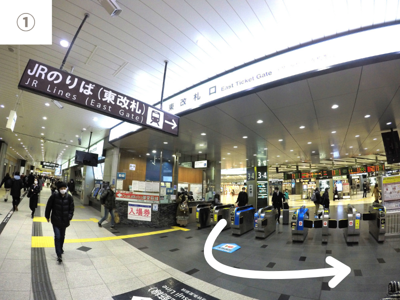 東改札口を出て左へ直進します。