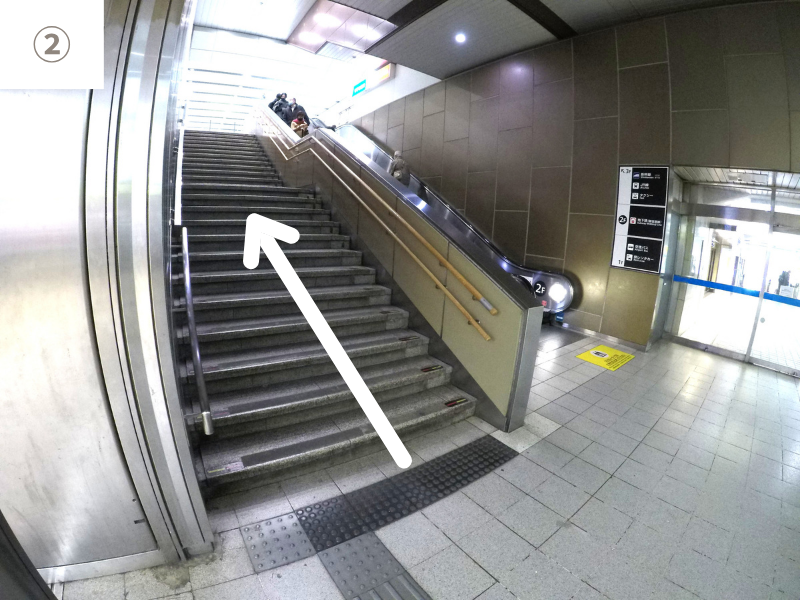しばらくすると右手に階段とエスカレーターが見えるので、上へあがります。そのまま直進すると、JR新大阪駅の東改札口に到着します。その後の道順はJR東海道本線在来線と同じです。