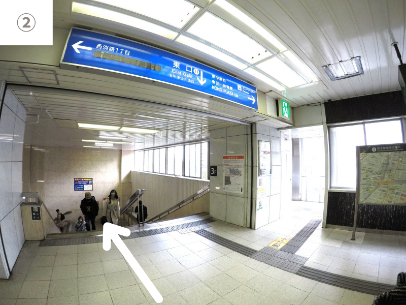 東口⑪の階段を下ります。