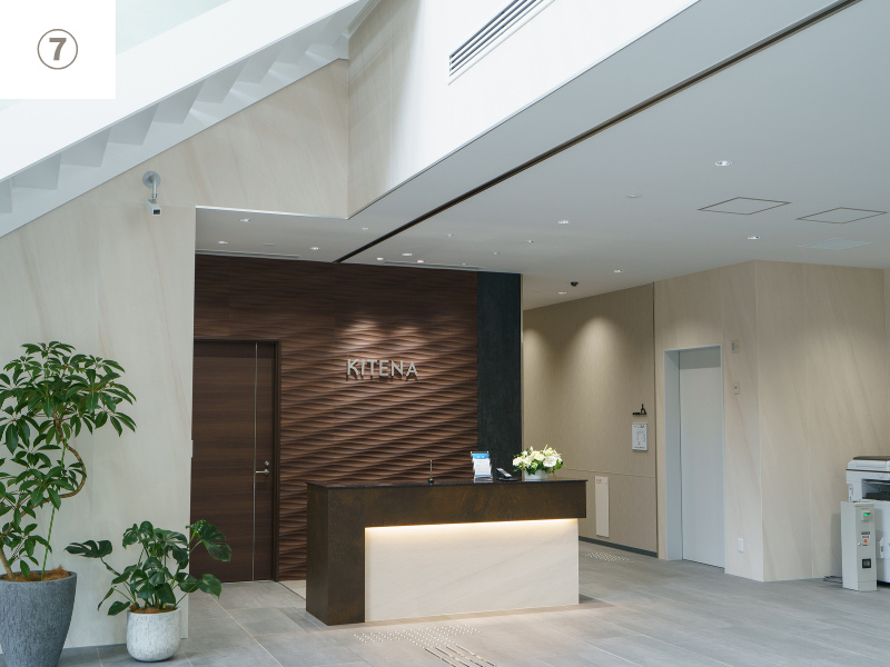 エントランスに入ると目の前に弊社事務所の受付があります。